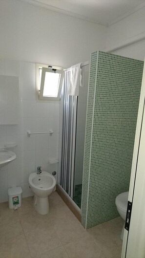 Shower, bidet, towels