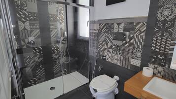 Dusche, Haartrockner, Handtücher