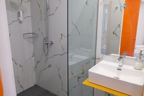 Combined shower/bathtub, hair dryer, towels, soap