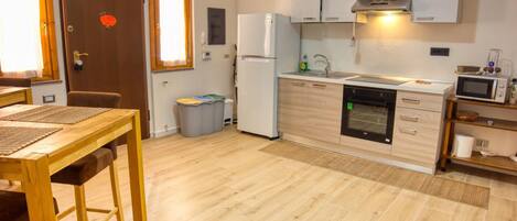 KĂŒhlschrank, Mikrowelle, Ofen, Herdplatte