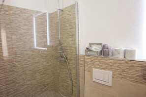 Shower, rainfall showerhead, free toiletries, hair dryer - Shardan Guest House (Alghero)