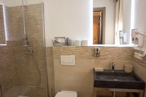 A bathroom with a shower, sink, and toilet. - Shardan Guest House (Alghero)