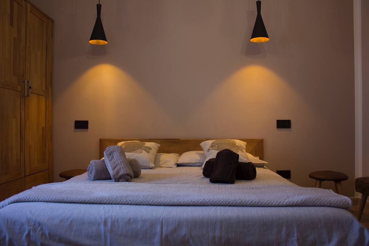 1 habitación, cortinas blackout y sistema de insonorización 