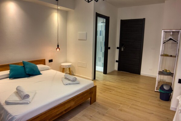 1 camera, tende oscuranti, insonorizzazione, ferro/asse da stiro