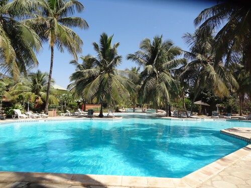 Kaunis huvila uima-altaalla, RESIDENCE "SAFARI VILLAGE" PRIVATE BEACH 100M