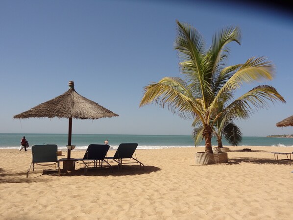 En la playa, sillas reclinables de playa