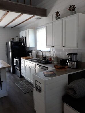 Een koelkast, een microgolfoven, een oven, een kookplaat