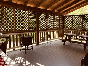 Outdoor dining - Escape Unwind Charming Cabin -  Hot Tub-Lg Porched BBQ  Fire Pit Sleeps 8 (Blue Ridge)