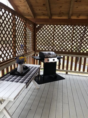 Outdoor dining - Escape Unwind Charming Cabin -  Hot Tub-Lg Porched BBQ  Fire Pit Sleeps 8 (Blue Ridge)