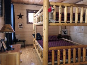 3 bedrooms, in-room safe, desk, iron/ironing board - Escape Unwind Charming Cabin -  Hot Tub-Lg Porched BBQ  Fire Pit Sleeps 8 (Blue Ridge)