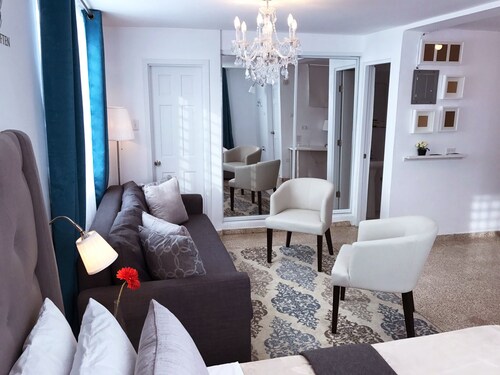 Estudio con piscina en el centro de Ponce a minutos de la plaza y tiendas 102