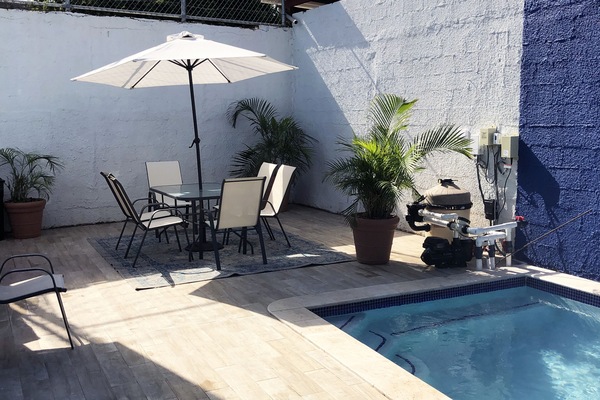 Nuestra bella alberca es de uso común y está disponible para nuestros huéspedes.