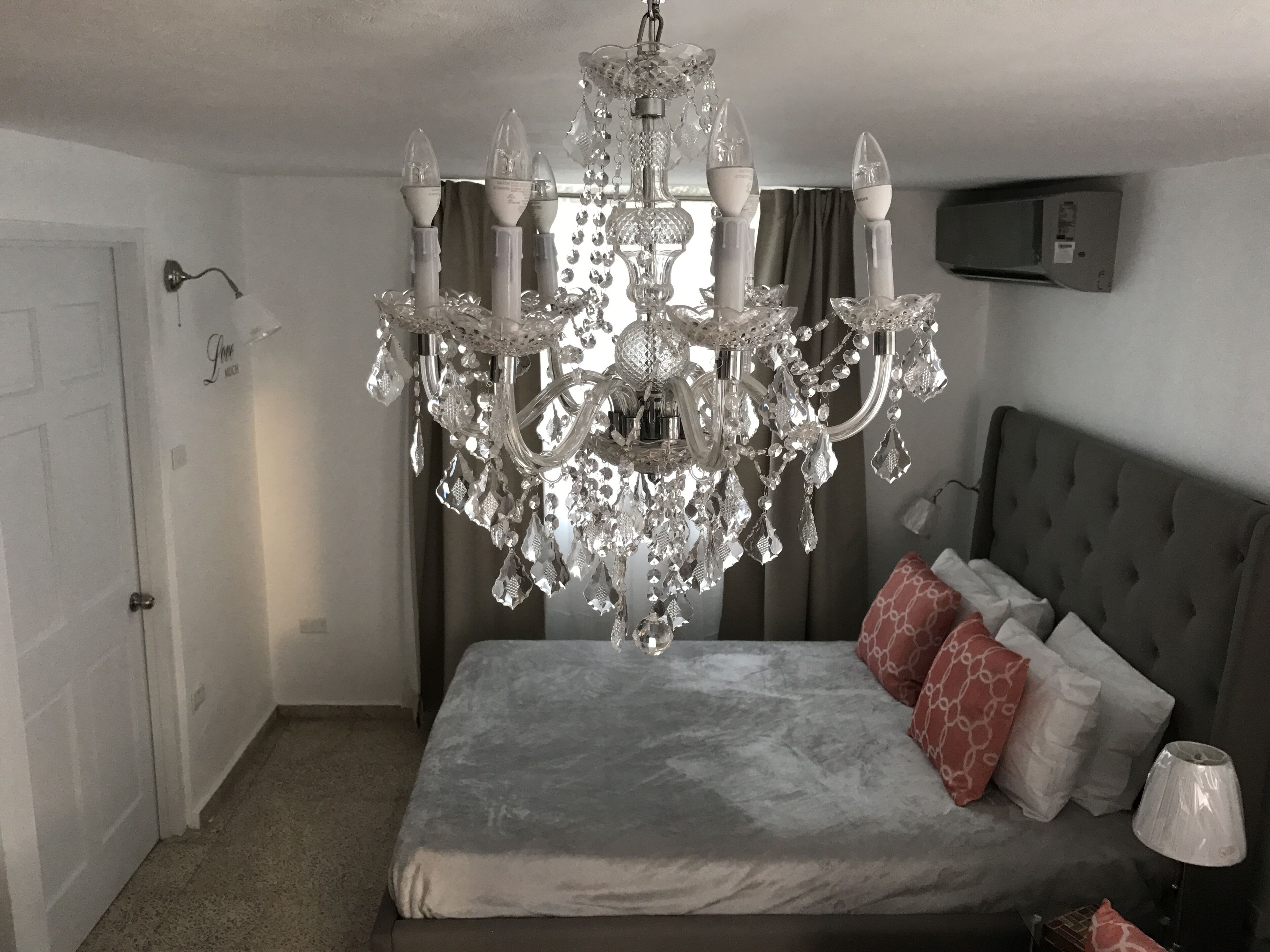 Tabla de planchar con plancha, wifi gratis, ropa de cama