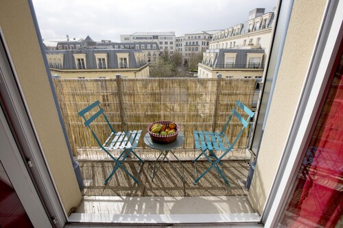 Disneyland Paris 3 minutes away, sleeps 8, 2 bedrooms.