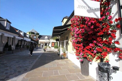 Disneyland Paris 3 minutes away, sleeps 8, 2 bedrooms.