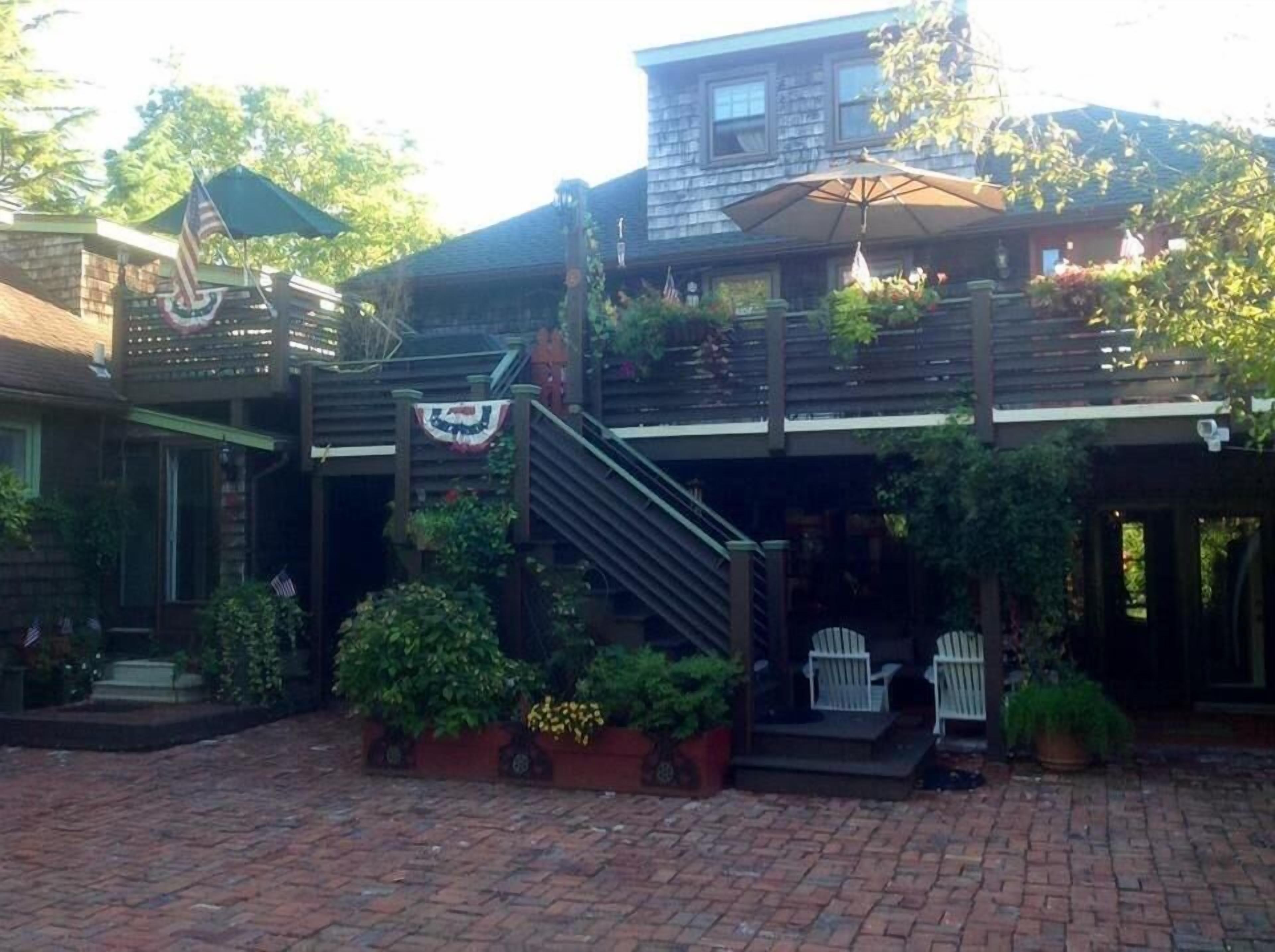 Dream vacation! Quiet Oasis walking distance to beach & mall