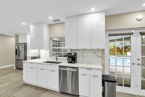 Fridge, microwave, stovetop, dishwasher - Entire House Villa Boca 4 Bedroom, 3 Bathroom W/ Pool and Grill (Boca Raton)