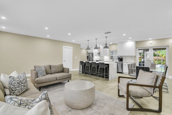 TV - Entire House Villa Boca 4 Bedroom, 3 Bathroom W/ Pool and Grill (Boca Raton)