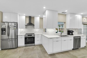 Réfrigérateur, four à micro-ondes, surface de cuisson, lave-vaisselle