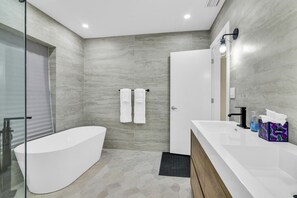 Hair dryer, towels - Entire House Villa Boca 4 Bedroom, 3 Bathroom W/ Pool and Grill (Boca Raton)