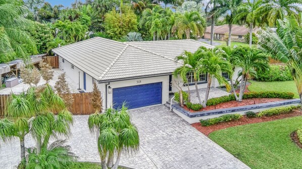 Exterior - Entire House Villa Boca 4 Bedroom, 3 Bathroom W/ Pool and Grill (Boca Raton)