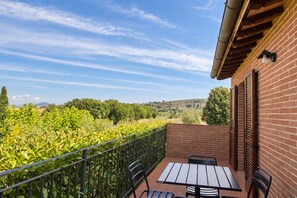 Outdoor dining - Ex Pacciano | Agriturismo apartment (Paciano, PG)