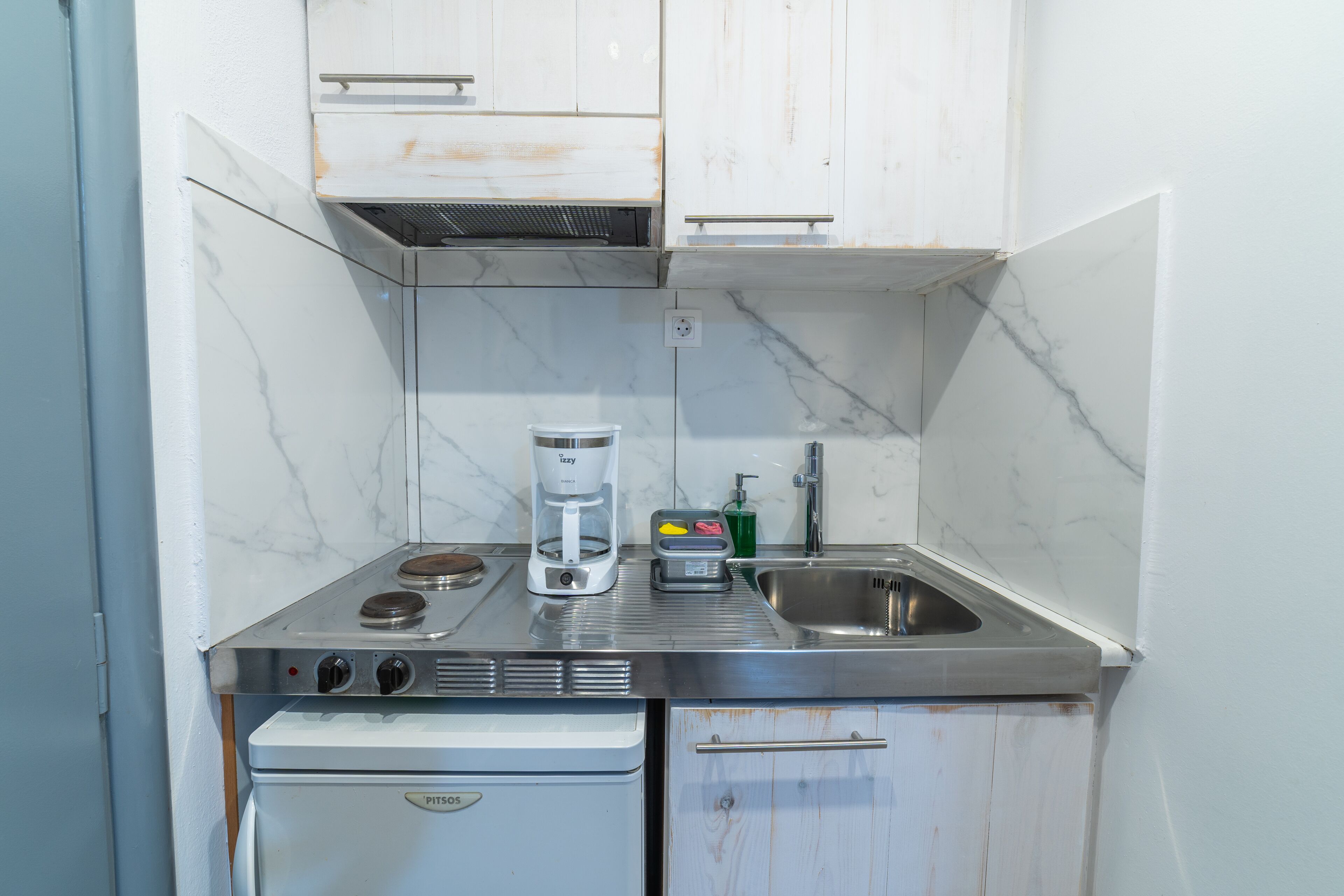 Refrigerador, horno, cafetera y tetera y tetera eléctrica 