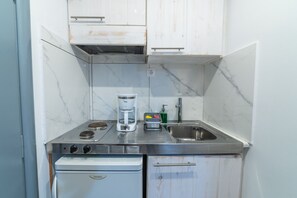 Frigorífico, horno, cafetera o tetera y hervidor eléctrico