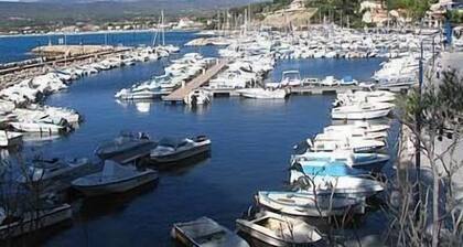 Mieten Sie ein Einfamilienhaus in der NĂ€he des Meeres und 15 Minuten zu FuĂ von der Bucht entfernt