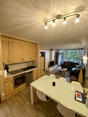 Een koelkast, een magnetron, een oven, een kookplaat