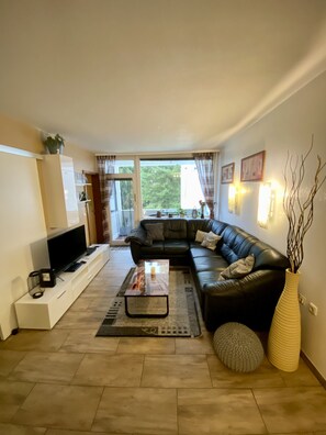 Een smart-tv, videogames, een dvd-speler en een tafeltennistafel