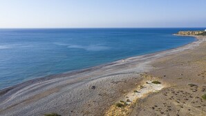 Un paisaje costero con playa de guijarros y una vista despejada del mar.