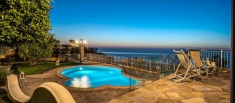 Private-Villa for 14 people with swimming pool and stunning sea view