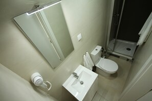 Bruser, hårtørrer, håndklæder, Shampoo