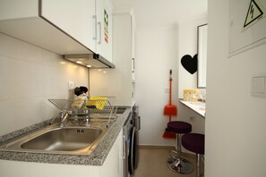 Køleskab, mikrobølgeovn, ovn, kogeplade