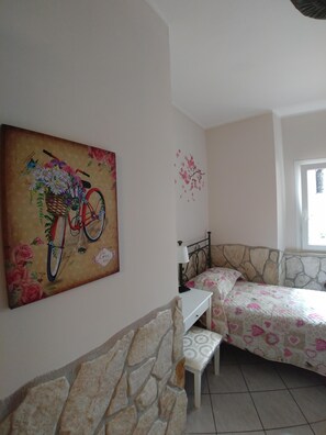 2 bedrooms, travel cot, WiFi, bed sheets