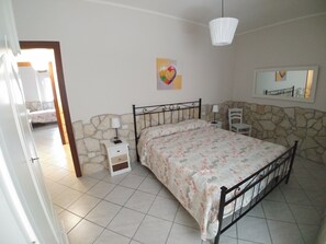 2 bedrooms, travel cot, WiFi, bed sheets