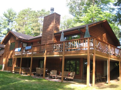  Peaceful Lake Home with 3 bed/3 bath+ 2 bonus bedrooms with 2 kings or 4 twins