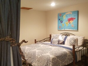 5 bedrooms, iron/ironing board, WiFi, bed sheets