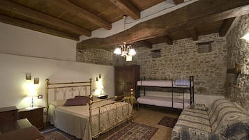 1 slaapkamer, een bureau, gratis wifi, beddengoed