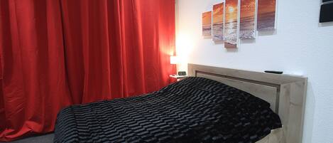 1 habitación, tabla de planchar con plancha, internet y ropa de cama