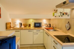 Réfrigérateur, surface de cuisson, cafetière-théière