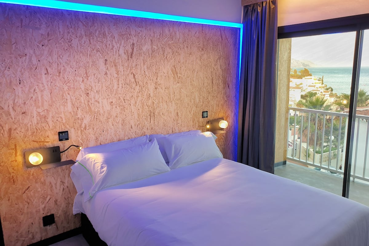 Ropa de cama de alta calidad, cubrecamas y minibar