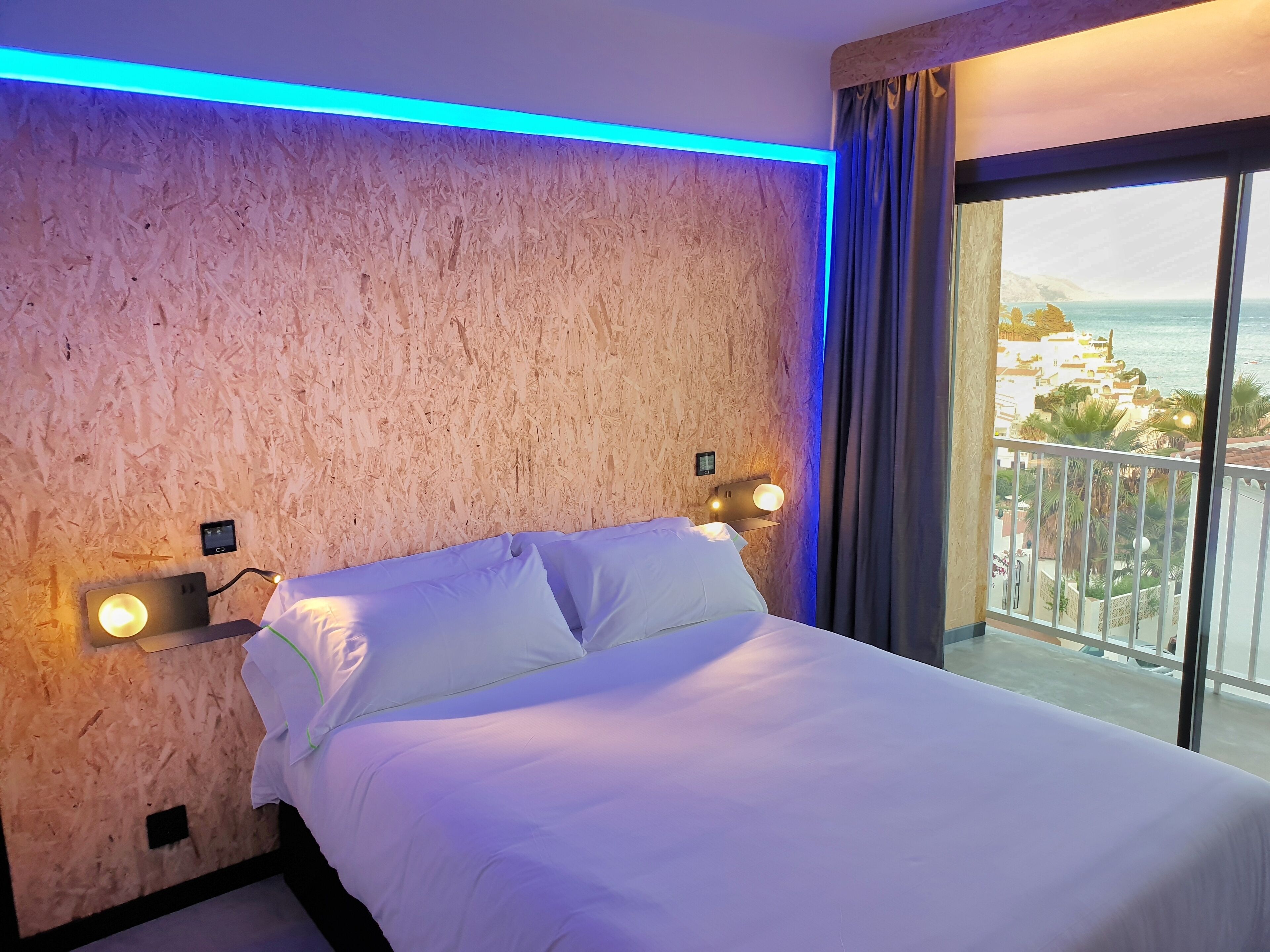 Ropa de cama de alta calidad, edredón y minibar 