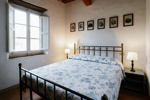2 habitaciones, tabla de planchar con plancha, cuna de viaje y wifi 