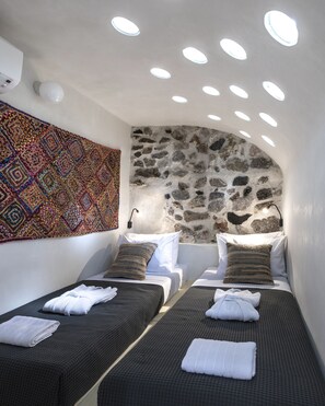 2 chambres, coffres-forts dans les chambres, bureau