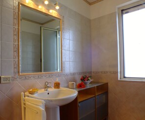 Ensemble douche/baignoire, sèche-cheveux, bidet, serviettes fournies
