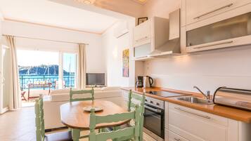 Fridge, oven, coffee/tea maker, toaster