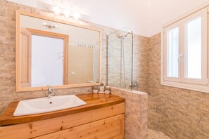 Bruser, hårtørrer, håndklæder