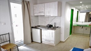 KĂŒhlschrank, Wasserkocher mit Kaffee-/Teezubehör, Wasserkocher, Toaster